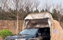 Garage pieghevole per auto made in China, struttura metallica e telo impermeabile, facile installazione e protezione veicolo.